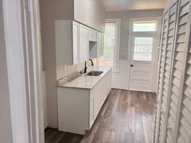 Building Photo - 4 Bedroom, 2 Full Baths Harrisburg House f...
