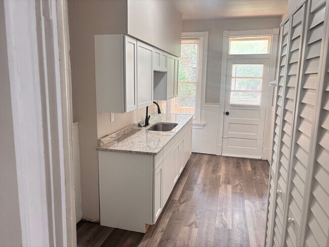 Building Photo - 4 Bedroom, 2 Full Baths Harrisburg House for Rent