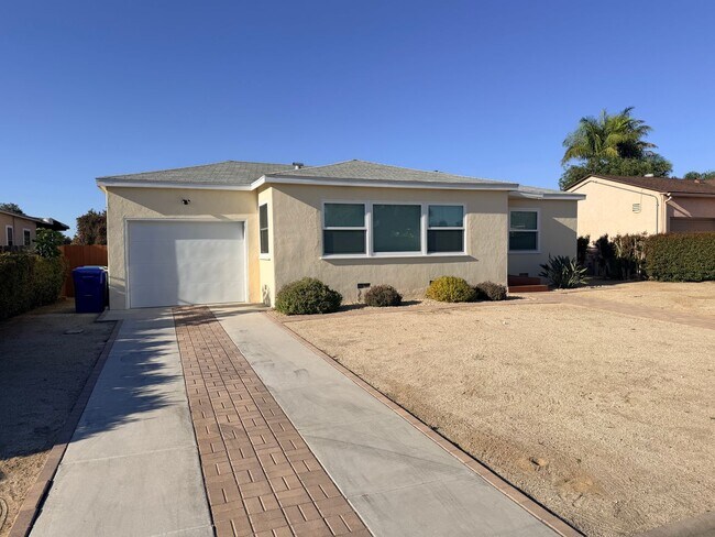 Building Photo - Lovely 2 bedroom with attached Garage