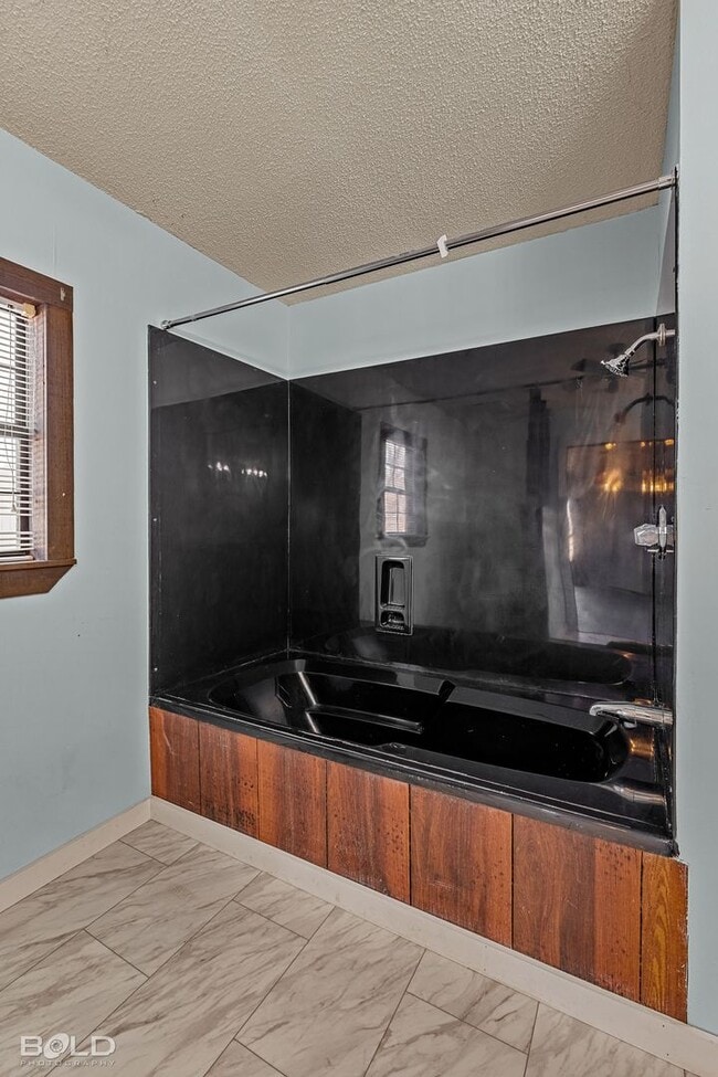 Building Photo - 1013 Peyton Ave