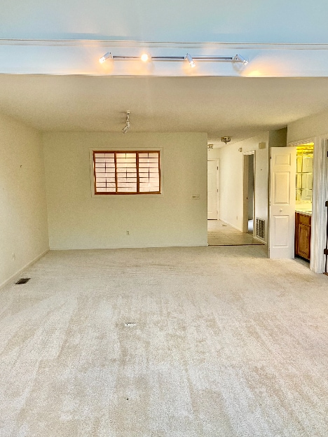 Building Photo - 3 bedroom 3 bathroom Condo in The Oaks