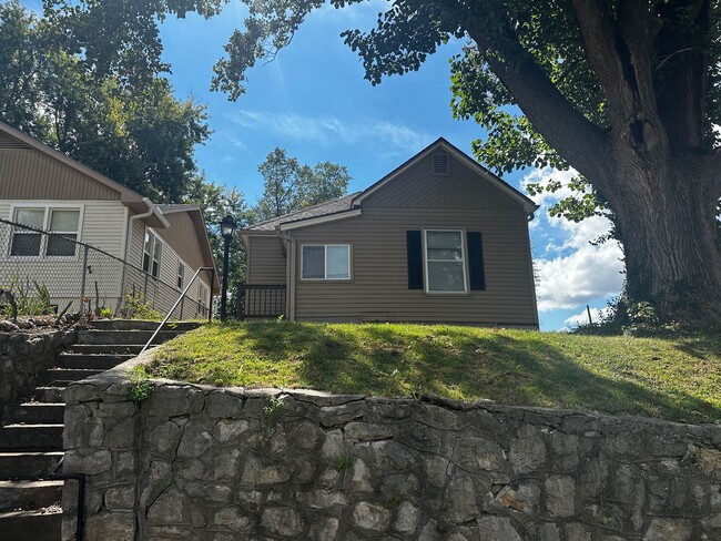 Primary Photo - 3302 Duncan St