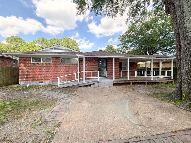 Building Photo - 4 bedroom, 2 bathroom house near Perkins and Willow / Colonial Acres area of Memphis