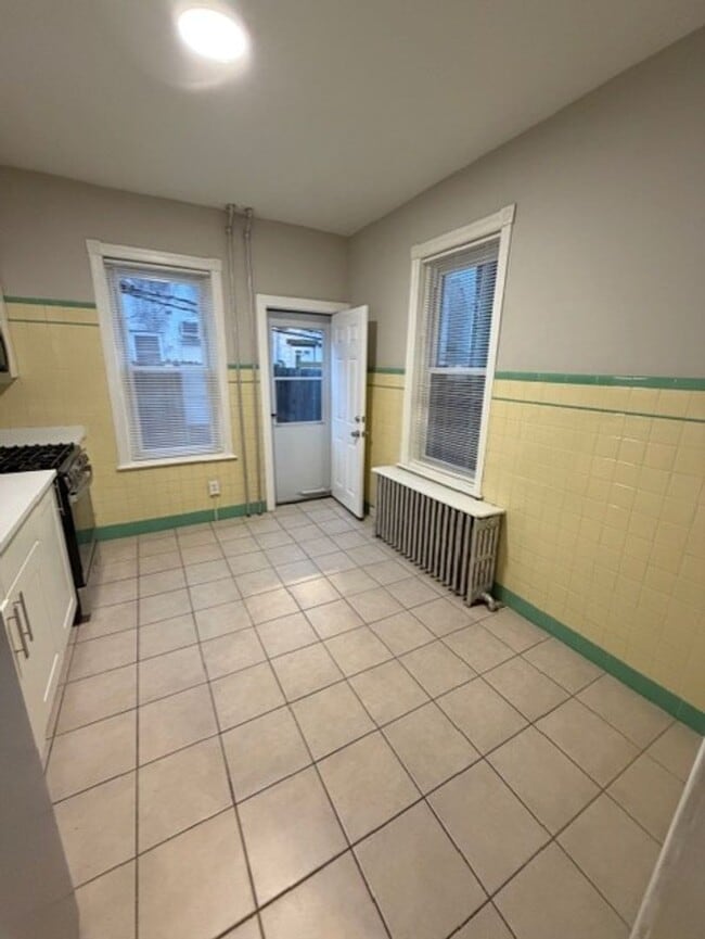 Building Photo - Spacious 3 Bedroom Grays Ferry