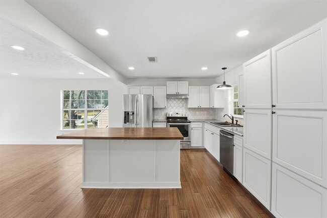 Building Photo - 3211 Park Garden Dr