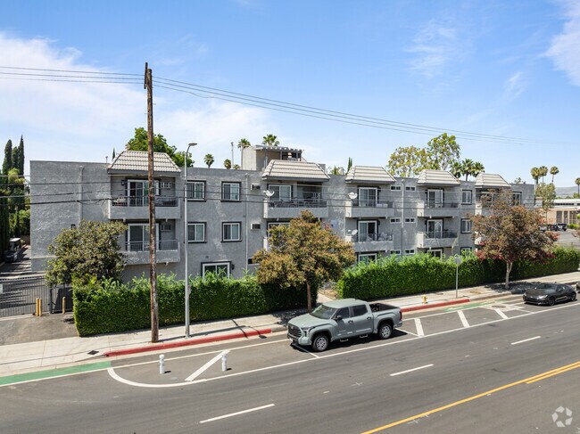 Building Photo - 8155 Reseda Blvd