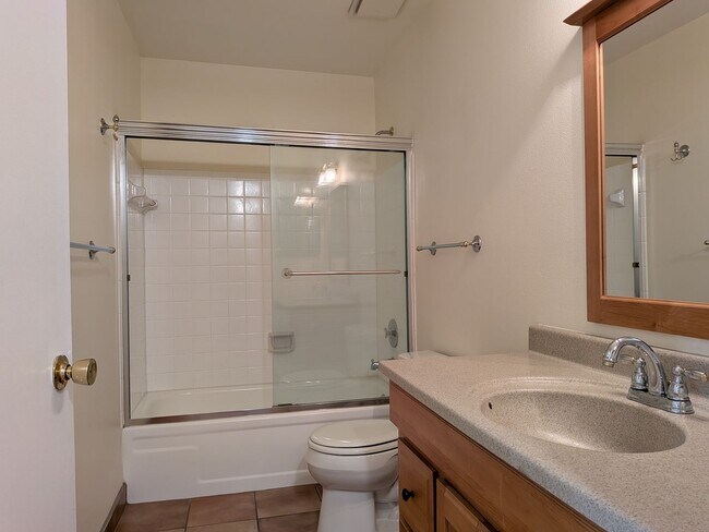 Building Photo - 3 Bedroom Condo in Hidden Ridge Condominiums