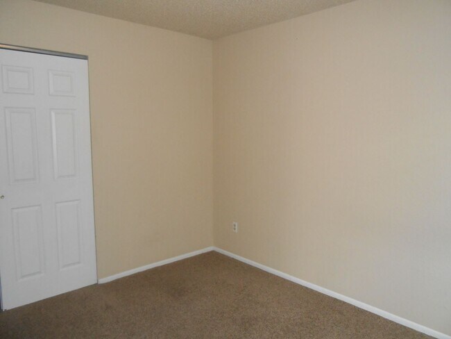 Building Photo - 2 Bed 1 Bath Apartment Near Lincoln Park