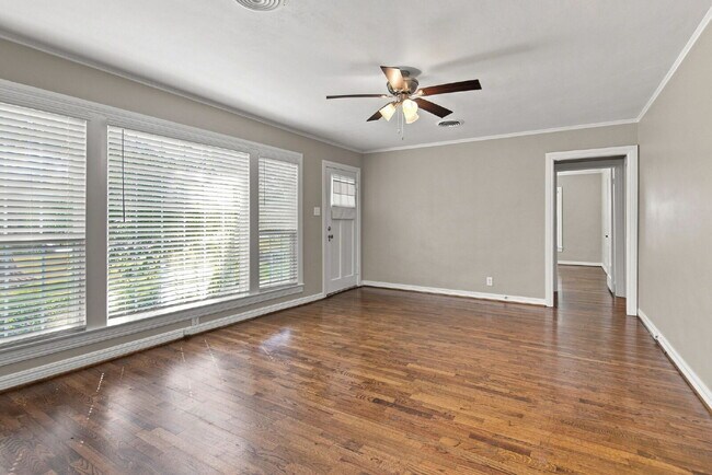 Building Photo - "Adorable 2-Bedroom, 1-Bath in Home with Beautiful Oak Floors, Spacious Yard and Lawn Service Inc...