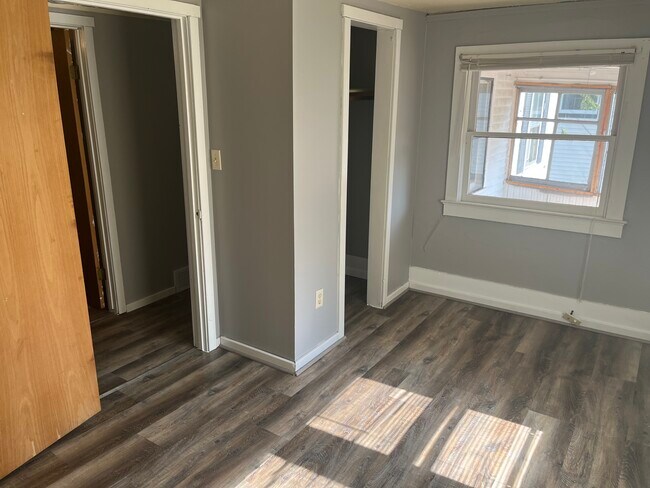 Building Photo - 915 Main St E