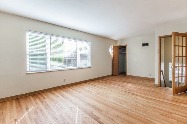 Building Photo - 5005 Winona Ave
