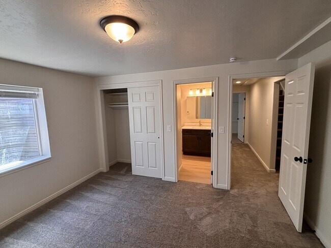 Building Photo - 627 E 700 N