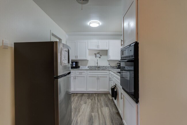 Building Photo - Charming Updated 3 Bedroom