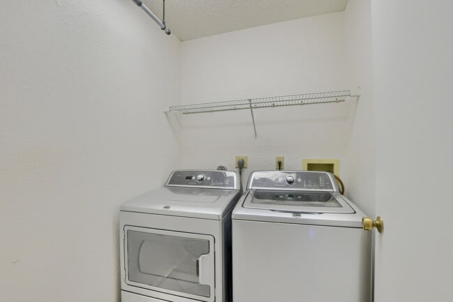 Building Photo - 22556 Middletown Dr