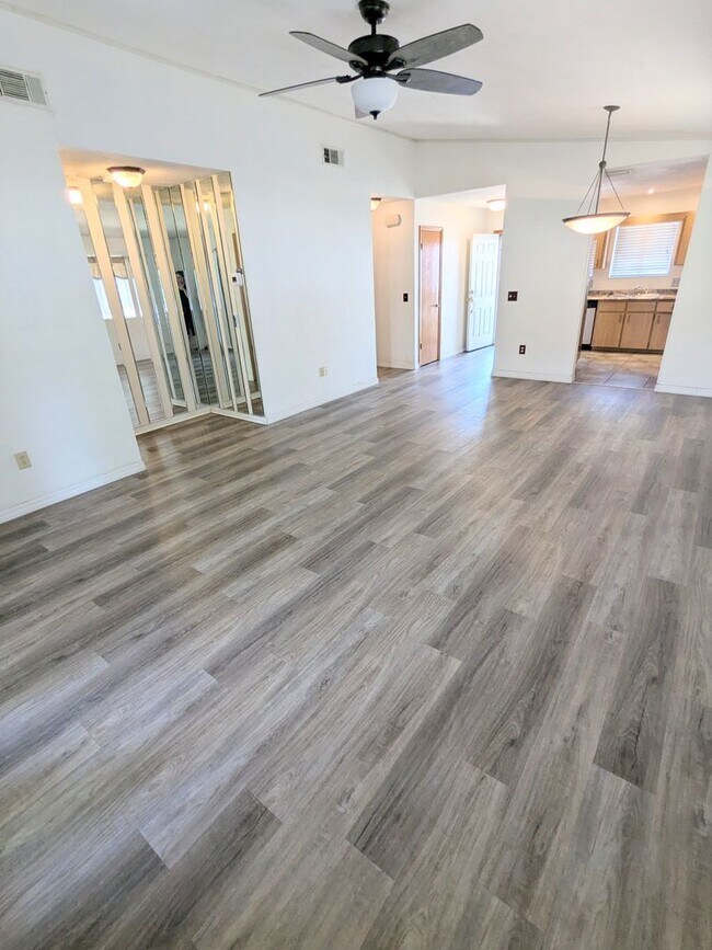 Building Photo - Port Orange 2 bedroom, 2 bathroom, pool and tennis courts