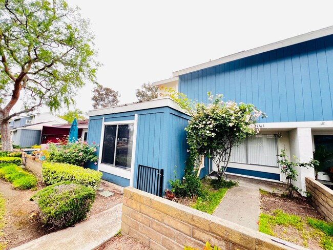 Building Photo - Spacious 3 bedroom 2 bath with attached ga...