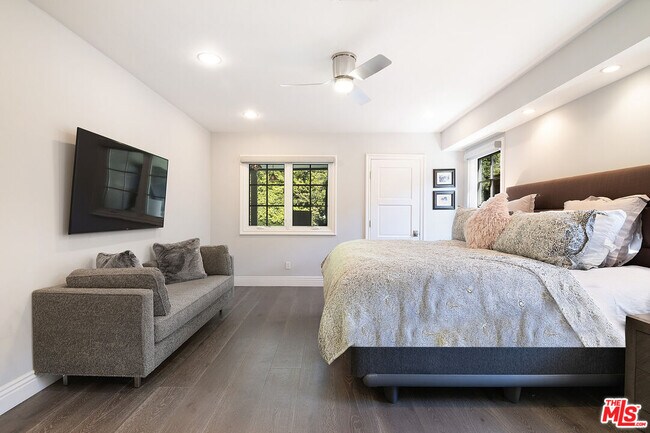 Building Photo - 9145 Sawyer St