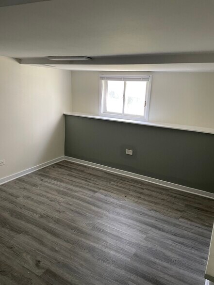 Building Photo - 0N220 Silverleaf Blvd