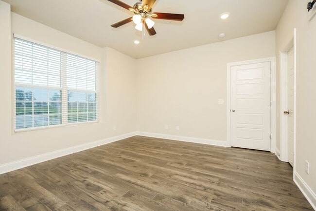 Building Photo - 2512 Elmcroft Ave