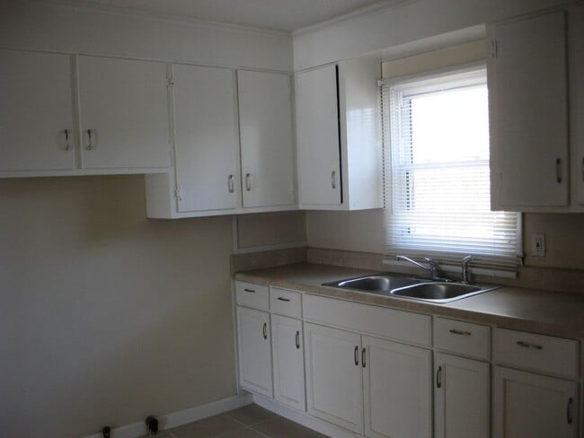 Building Photo - Cozy home