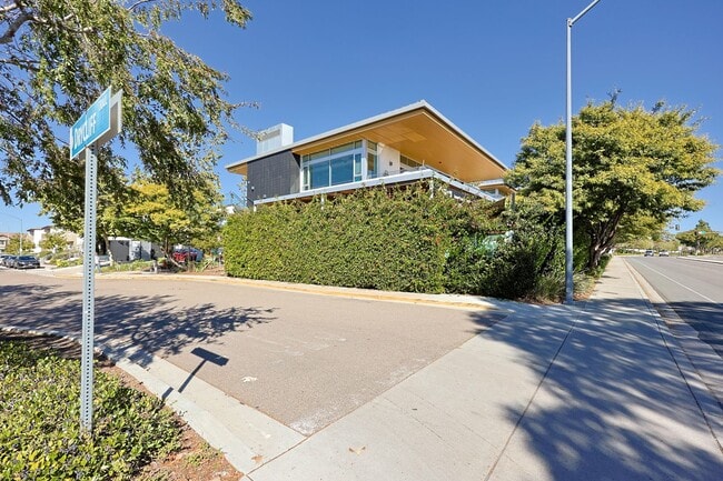 Building Photo - Fully Furnished 2-Bed, 2.5-Bath Home with ...