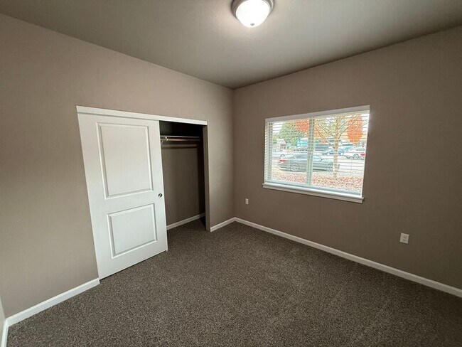 Building Photo - 4235 Hawthorne Ave NE