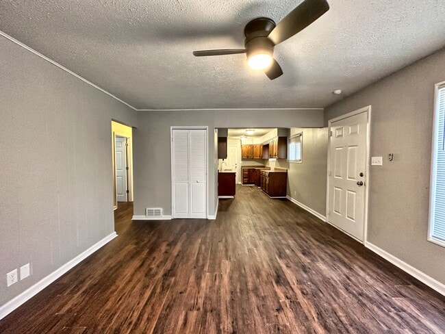 Building Photo - 3 bed 1 bath located on the East Side