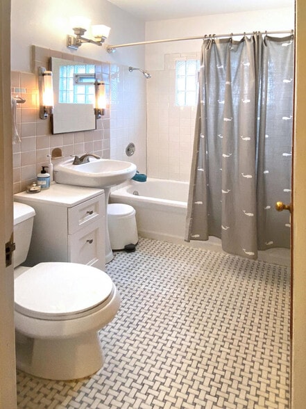 Full bath - 3811 N Morris Blvd