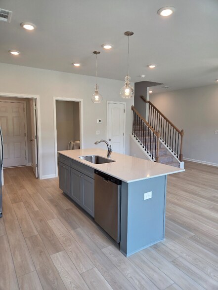 Building Photo - 308 Shine Dr