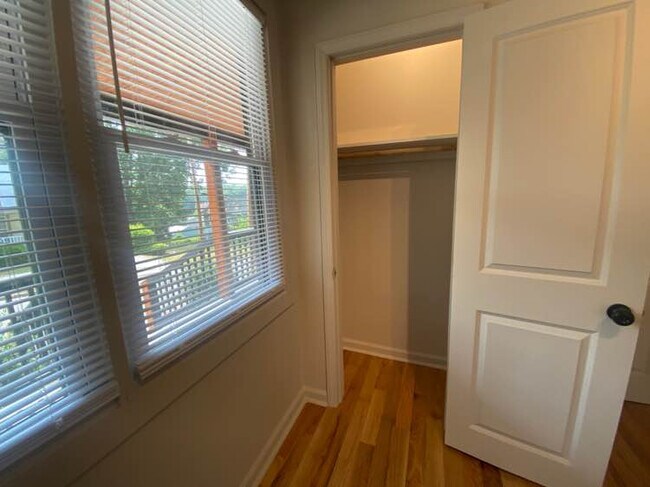 Building Photo - Room in House on Fargo St