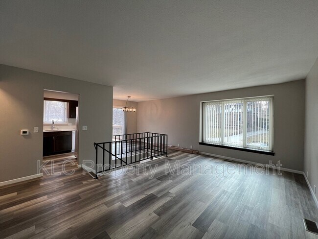 Building Photo - 3805 Maquoketa Dr