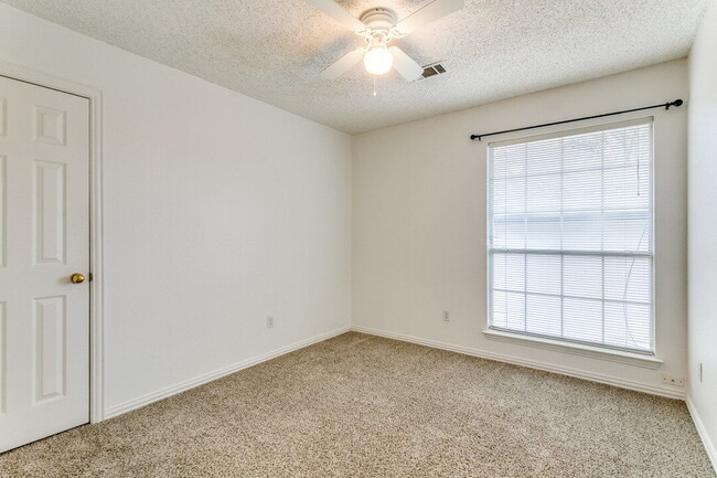 Building Photo - Bright & Spacious Home with Flex Room Near...