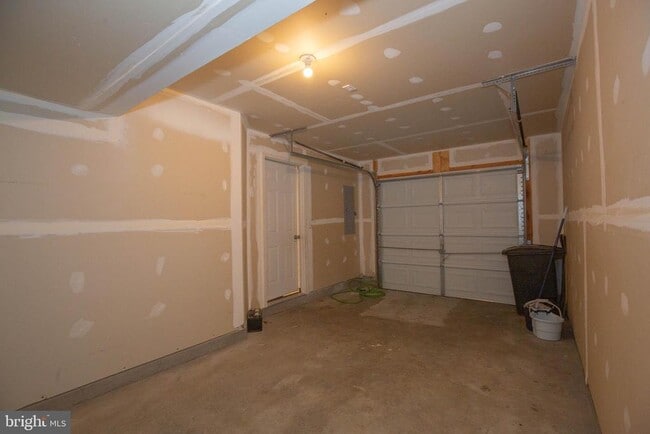 Building Photo - 440 Rumbling Rock Rd