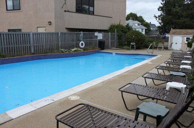 Building Photo - 2 Bed 2 Bath Unit Available July 1