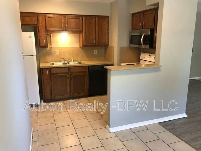 Building Photo - 118 Maple St