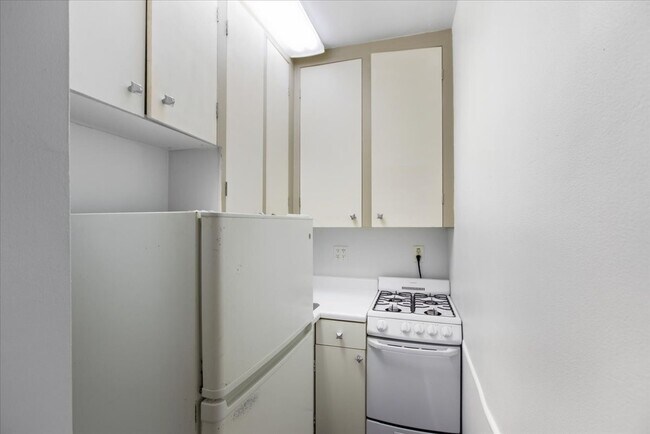 Building Photo - 3727 N Pine Grove Ave