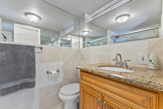 Building Photo - 1203 Hillsboro Mile