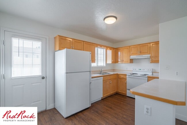 Building Photo - 2 Bedroom Townhome Available