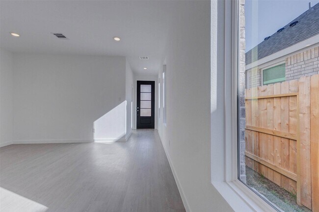 Building Photo - 5819 Majestic Sky Dr