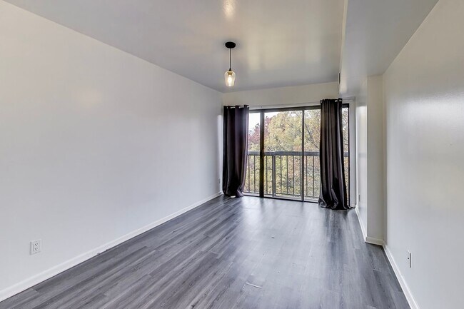 Building Photo - Large Foggy Bottom Beauty - 1+Den + 1 FB