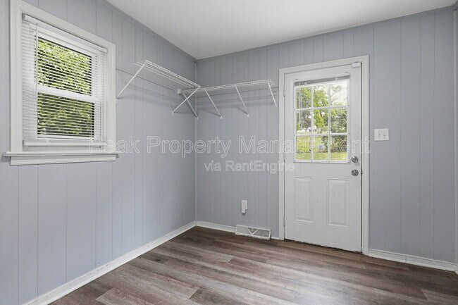 Building Photo - 421 St Luke St