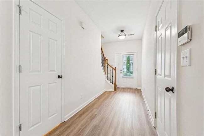 Building Photo - House 3 Beds 3 Bath