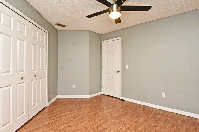 Building Photo - Charming 3/2 home 32825