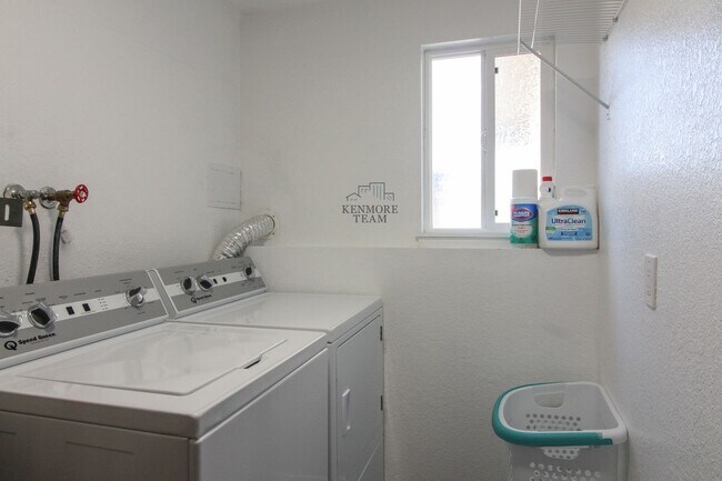 Building Photo - FURNISHED: 5 Bedroom, 2 Bath Home in Kennewick