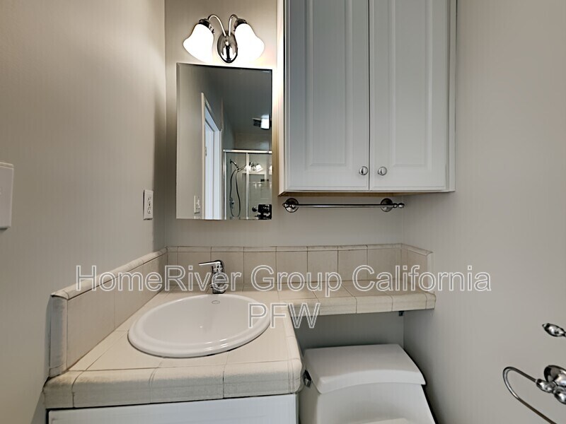 Building Photo - 2431 Sleepy Hollow Dr