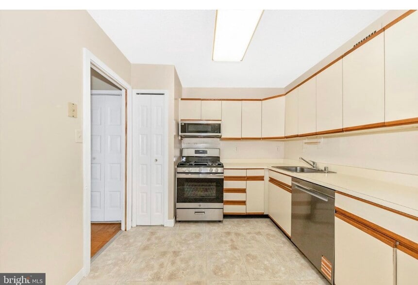 Building Photo - 5225 Pooks Hill Rd