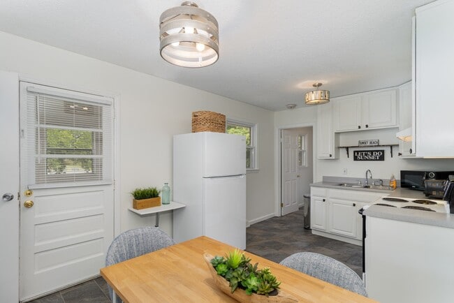 Building Photo - 205 Sunset Dr