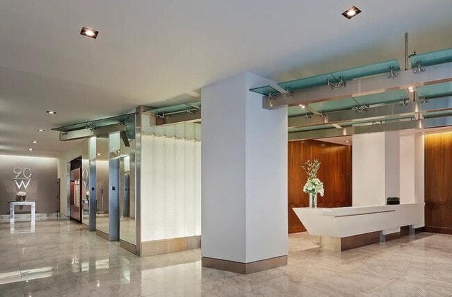 Building Photo - Washington Street