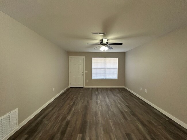 Building Photo - Duplex with Garage - Minutes from Downtown Rogers