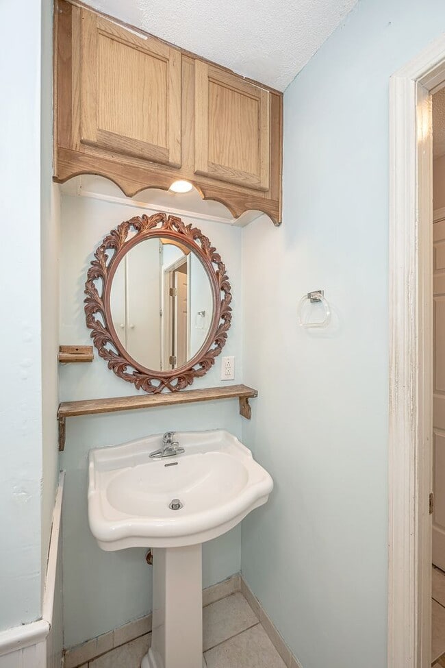 Building Photo - Cute Rental Home